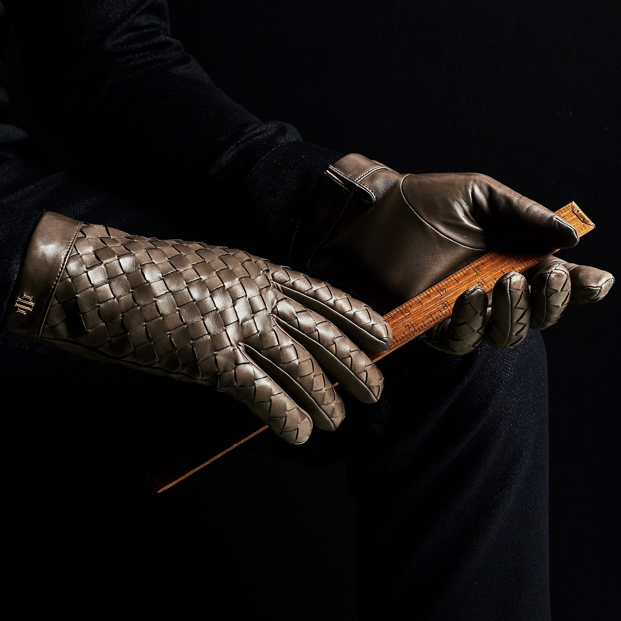 The Weaving technique in Glovemaking